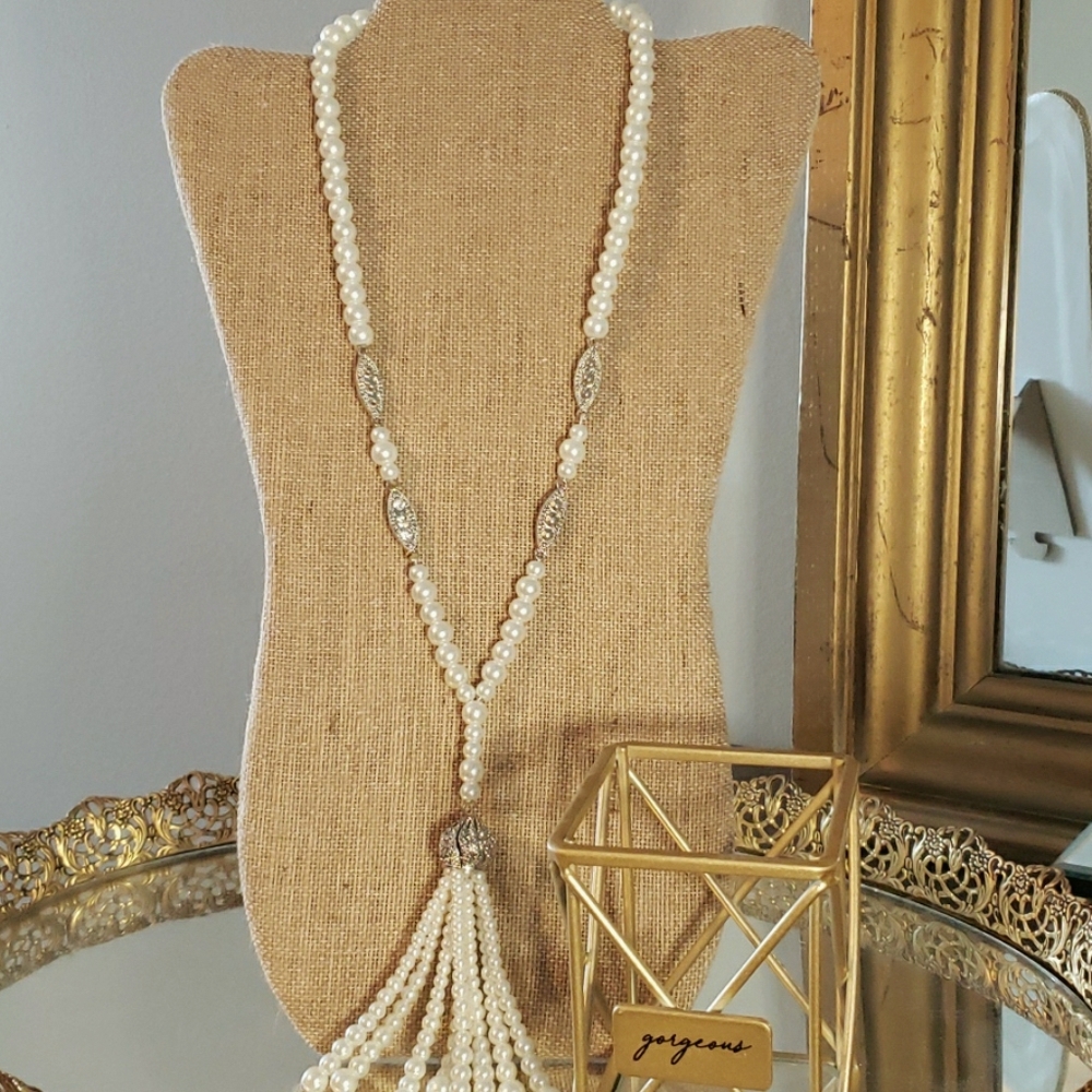 Beautiful pearl and crystal necklace
